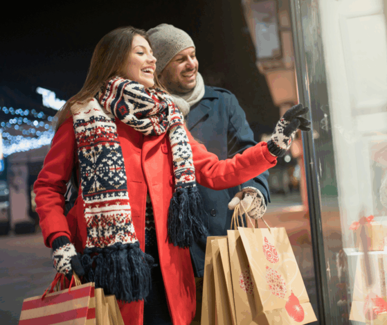 parella jove mirant un aparador de Nadal