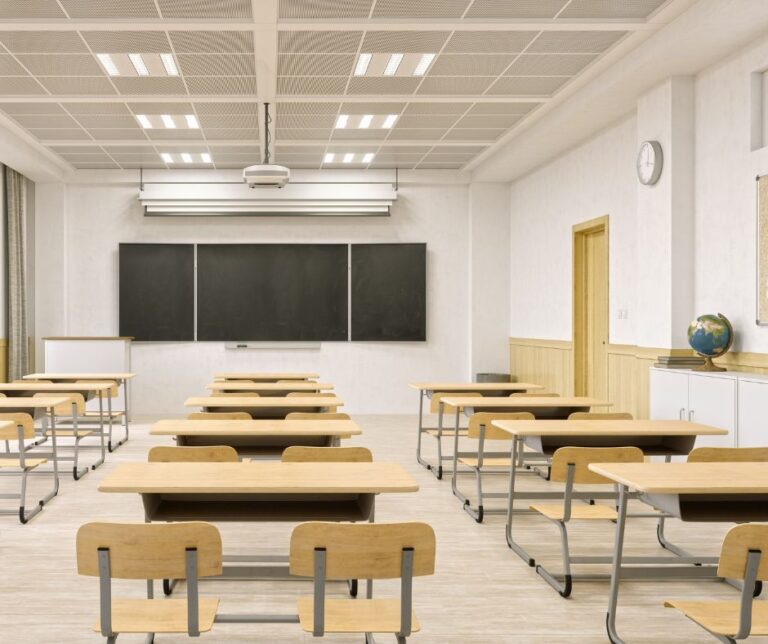 aula d'una escola després d'una neteja professional a Figueres